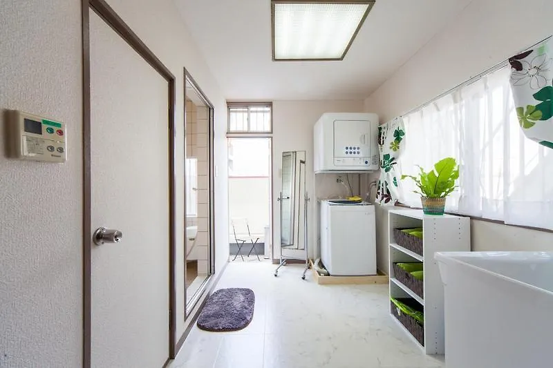 Super Spacious Apt In Shinsaibashi Osaka 2*,